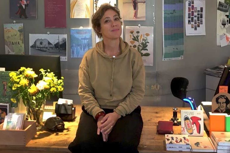 Katharina von Uslar in ihrer Buchhandlung Uslar & Rai