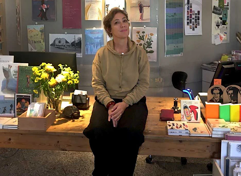 Katharina von Uslar in ihrer Buchhandlung Uslar & Rai