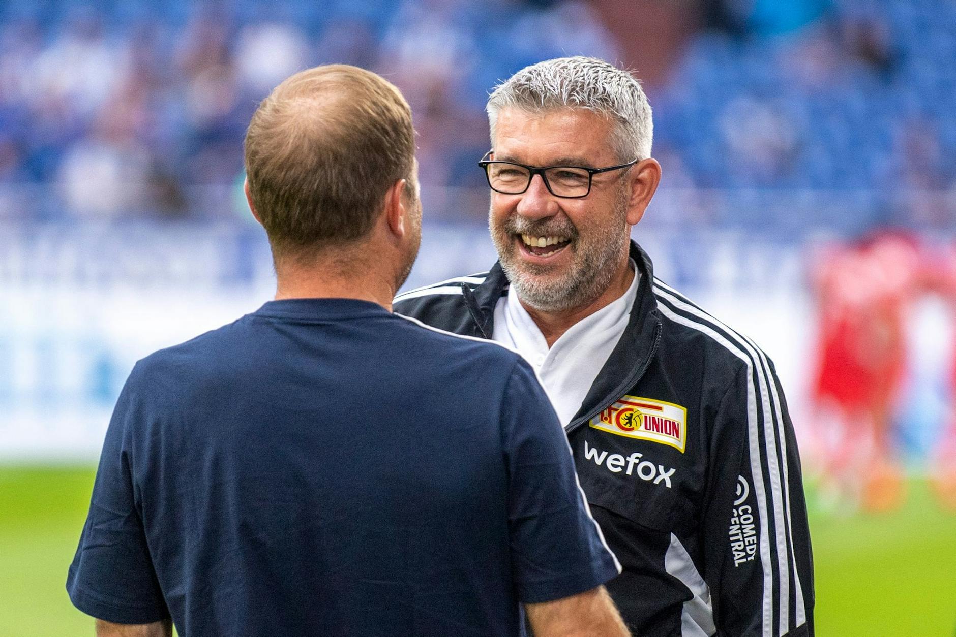 Ein Kollege begrüßt Urs Fischer (re.) im Stadion.