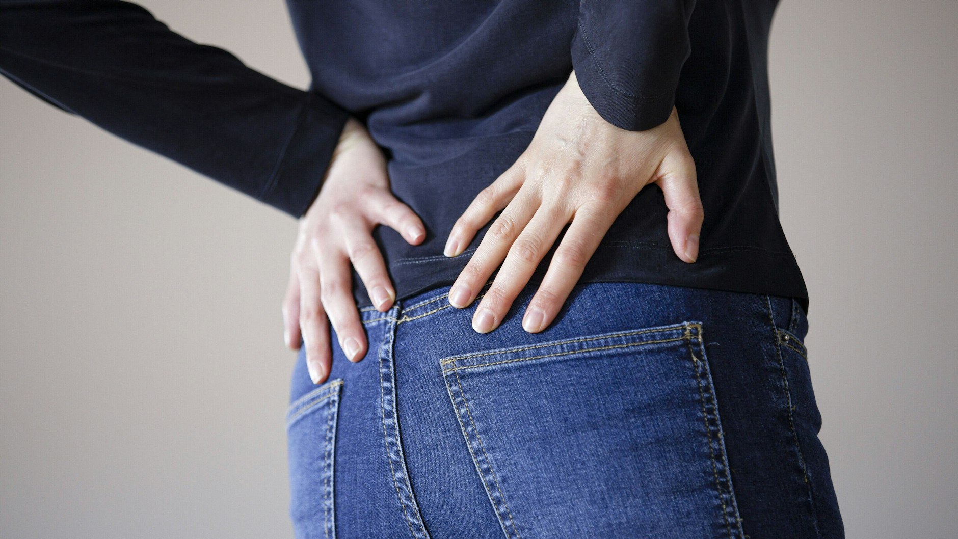 Wer das Portemonnaie in der Gesäßtasche herumträgt und darauf sitzt, riskiert schlimme Rückenschmerzen.