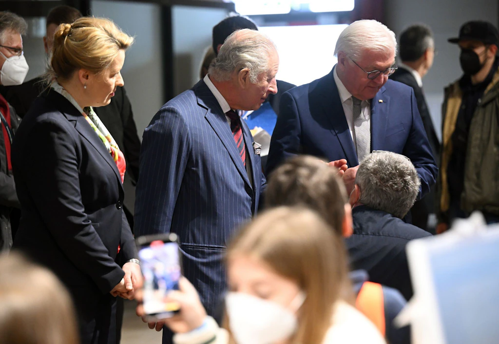 Charles besucht Ankunftszentrum für ukrainische Flüchtlinge