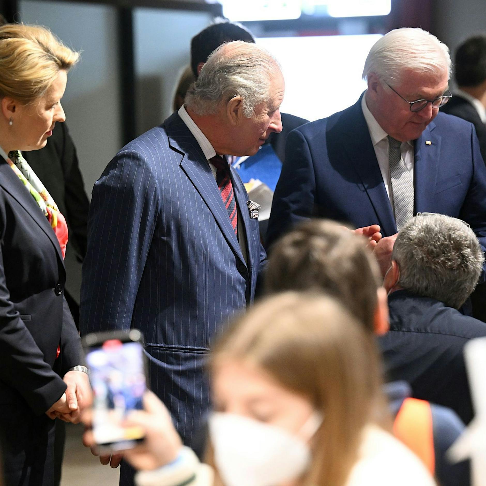 Charles besucht Ankunftszentrum für ukrainische Flüchtlinge