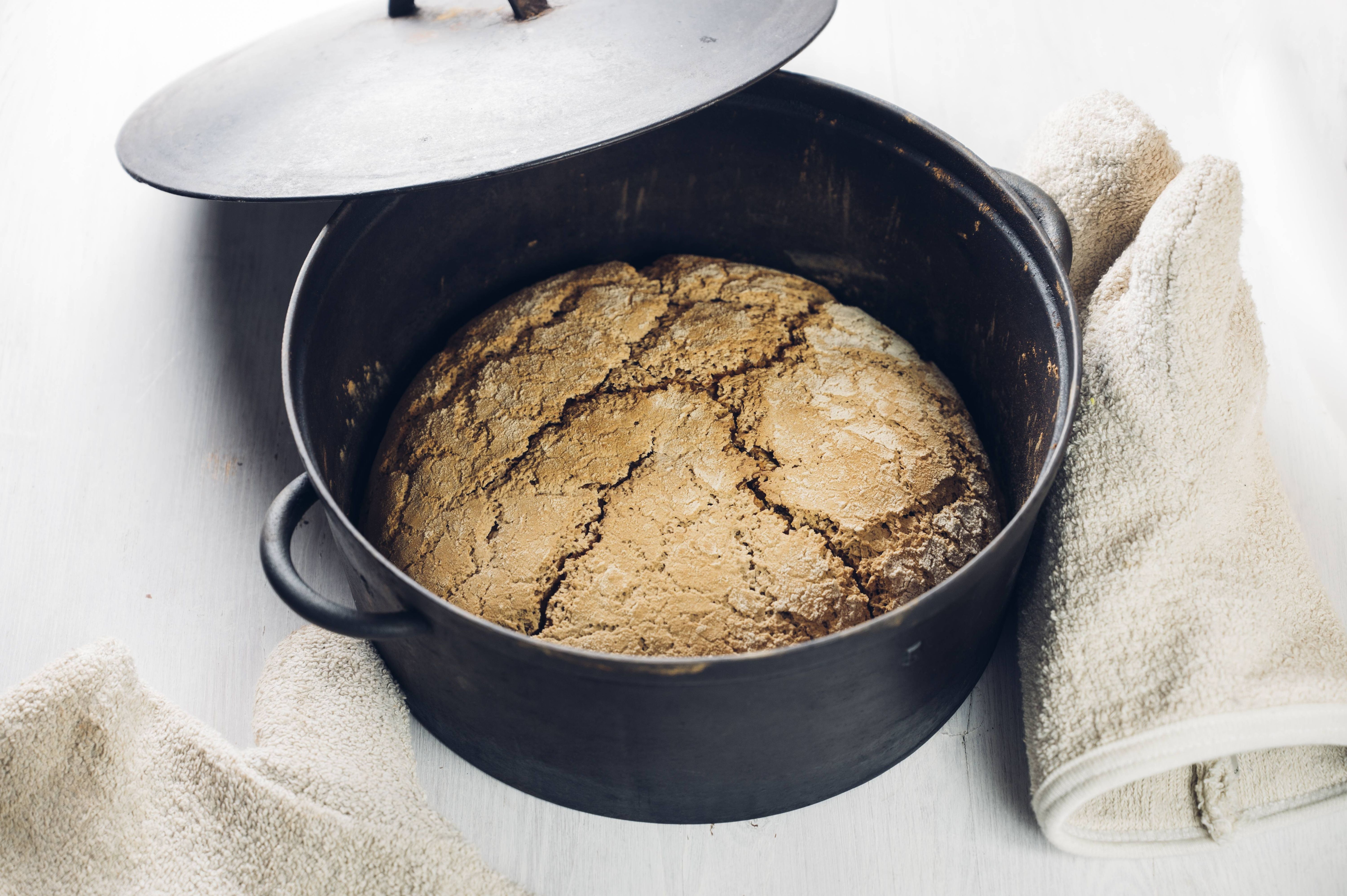 Geniales Rezept! Brot im Topf backen: So schnell geht es mit nur drei Zutaten