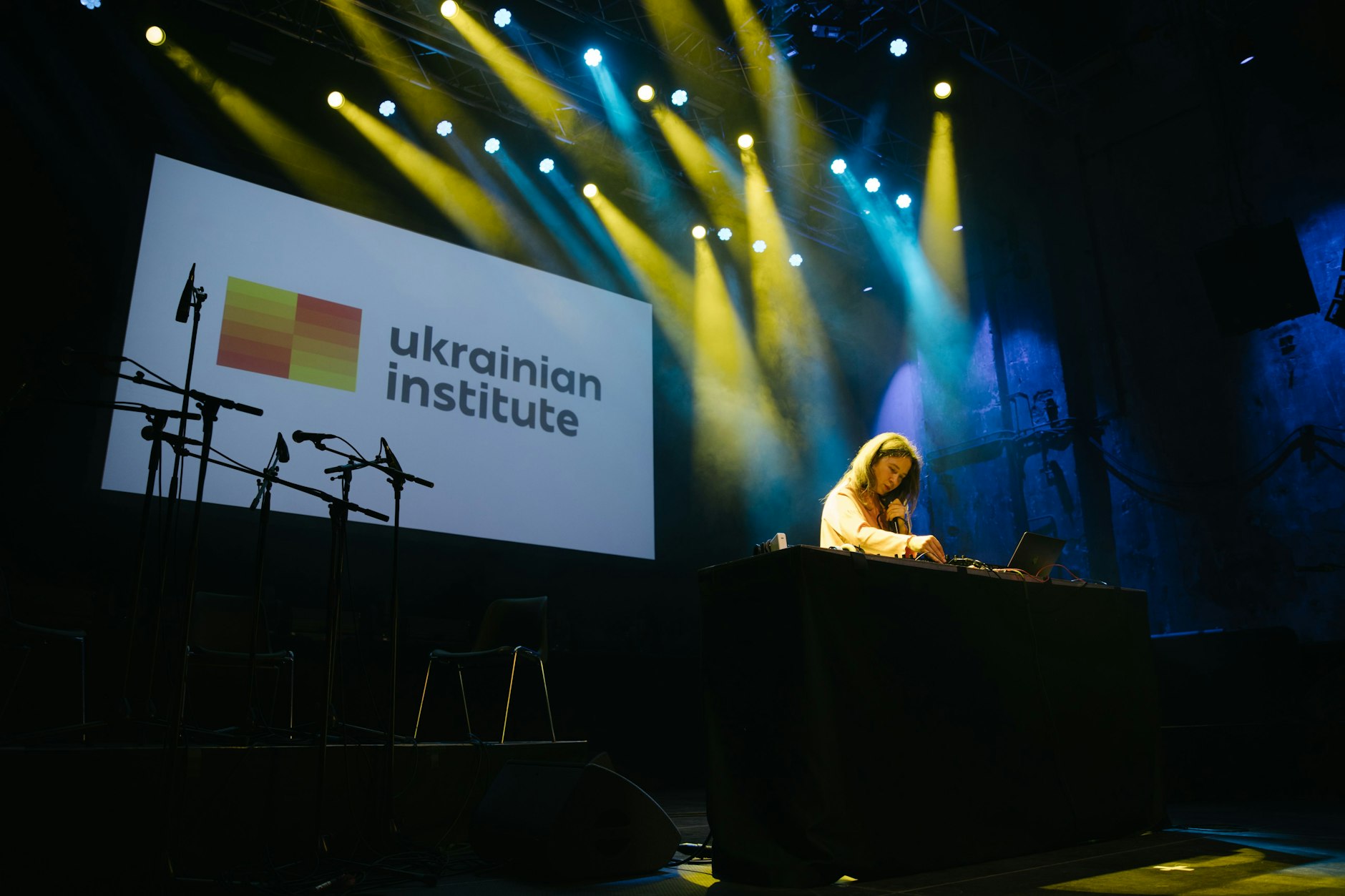 Die ukrainische Musikerin Maryana Klochko spielt im Kesselhaus in der Kulturbrauerei als Teil der Eröffnung des Ukrainischen Instituts in Berlin.