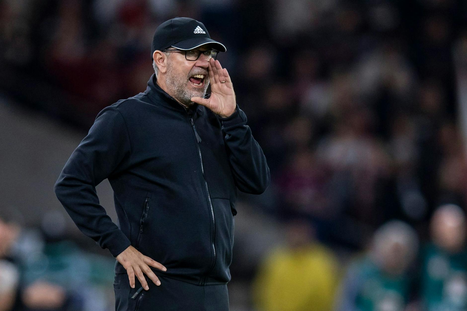 Urs Fischer ruft seinen Spielern zu.