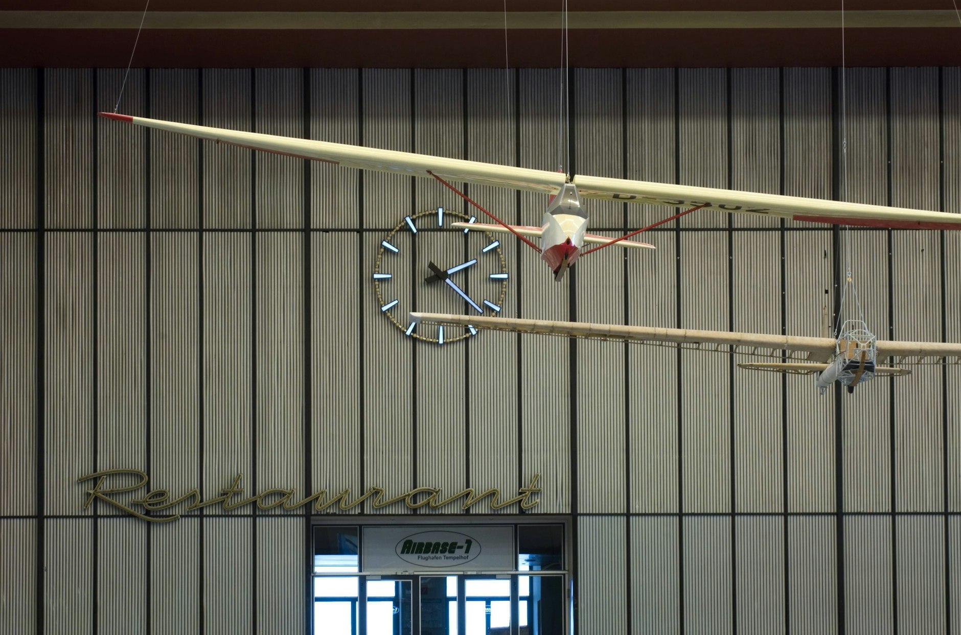 Modelle aus der Geschichte der Luftfahrt hängen noch unter dem Dach der großen Ankunftshalle. Der Bereich kann heute für Veranstaltungen gebucht werden.