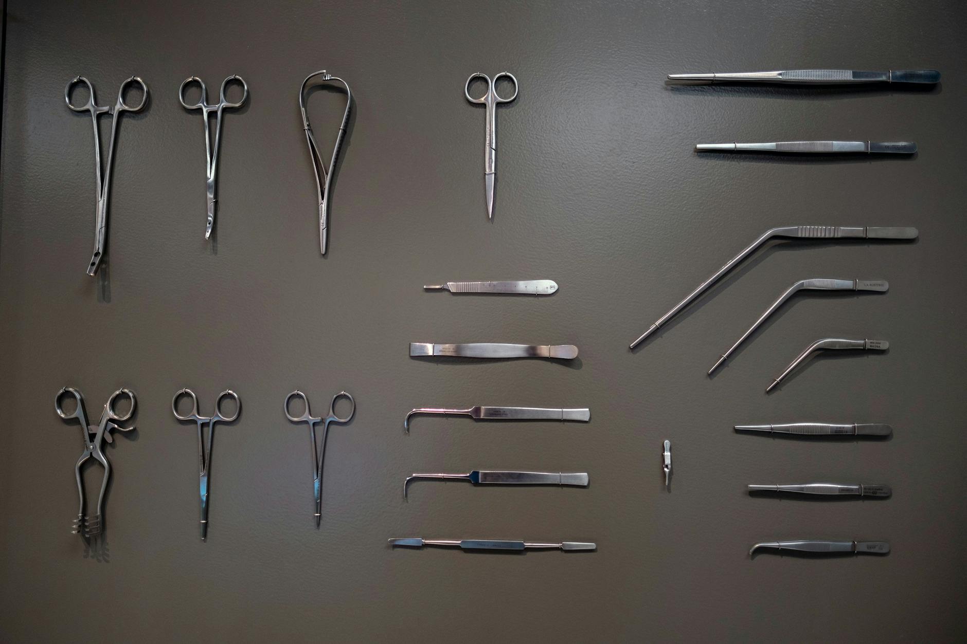 Werkzeuge zur Leichenversorgung.