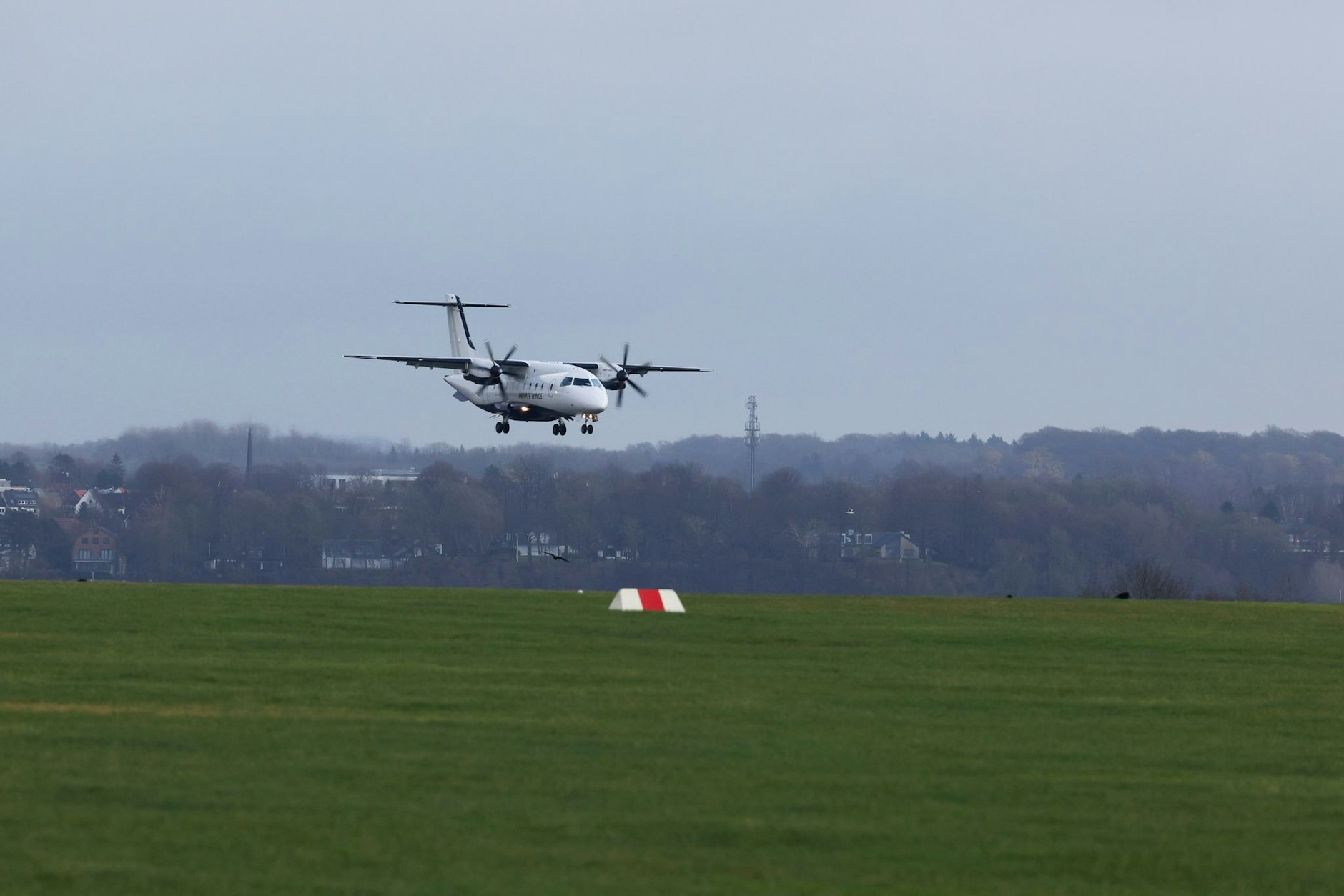 ARCHIV - Die Umweltschutzorganisation Greenpeace sieht das Klima durch immer mehr Privatflüge in Europa gefährdet.  