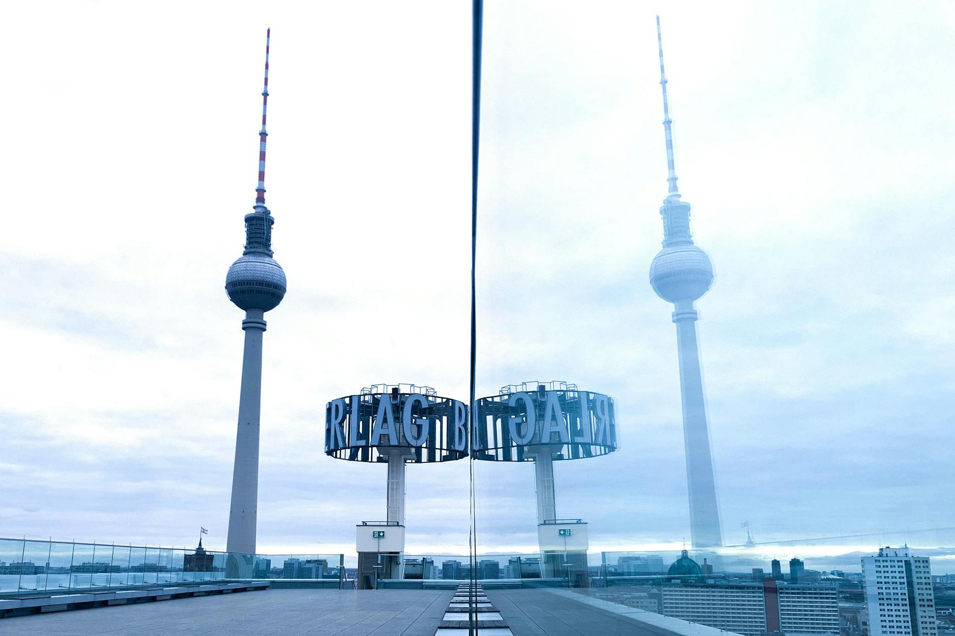 Das Logo des Berliner Verlags auf dem Haus des Berliner Verlags, dem neuen (alten) Redaktionssitz der Berliner Zeitung