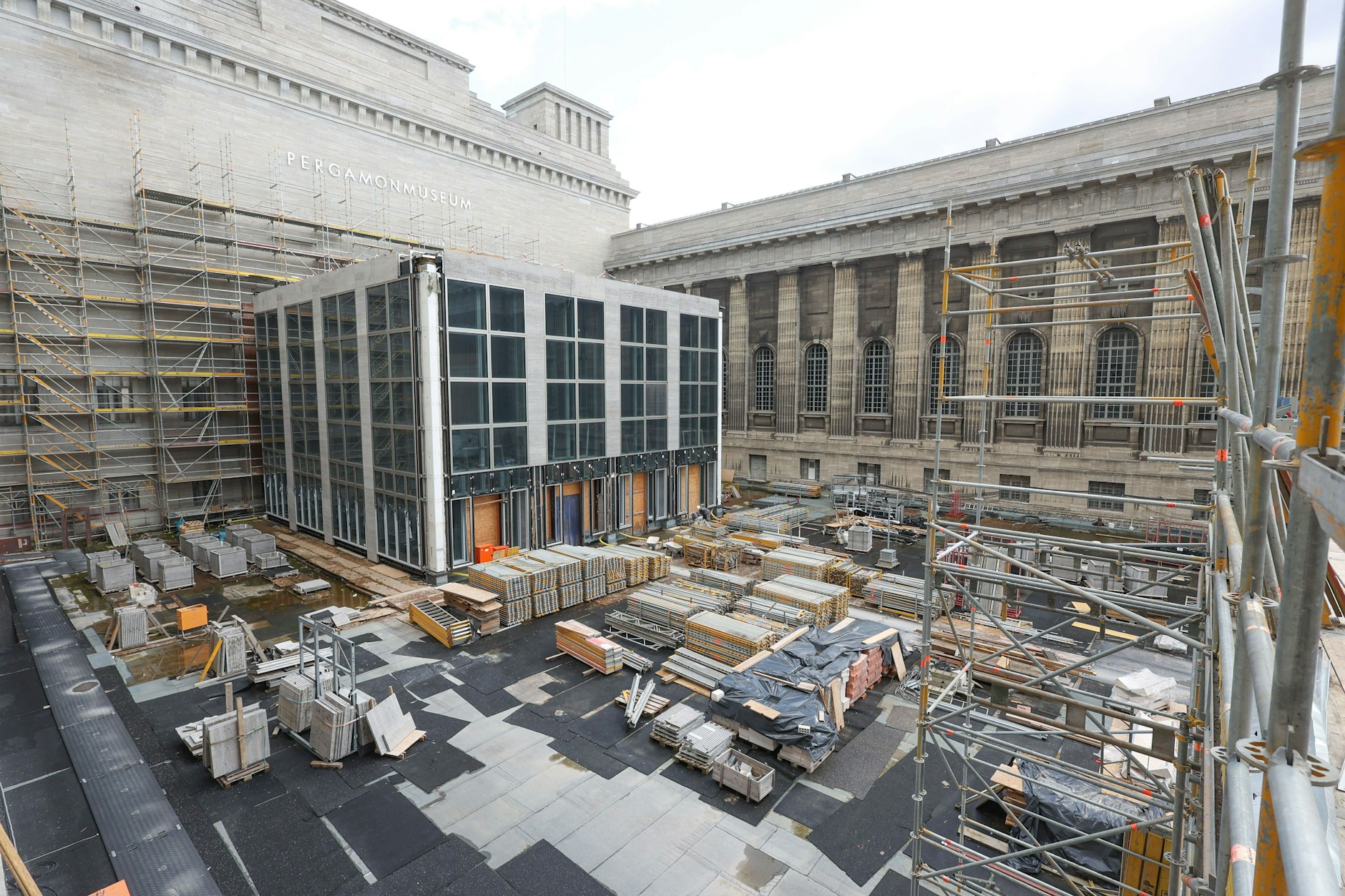 Blick auf die Baustelle des Pergamonmuseums. Das Haus muss wegen umfassender Sanierungsarbeiten für etwa vier Jahre geschlossen werden.