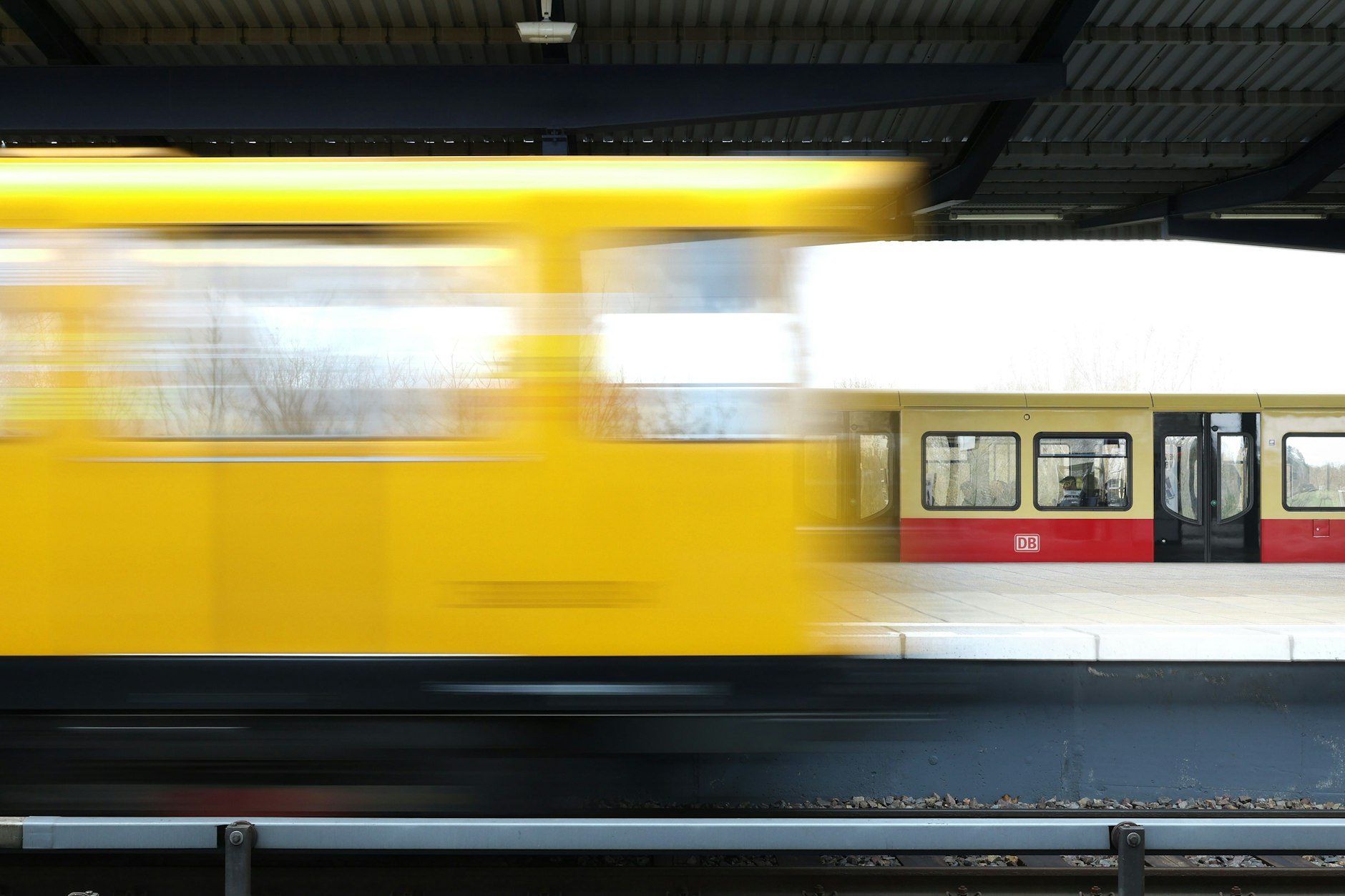 Berliner Nahverkehr in Aktion: In Wuhletal treffen sich eine U-Bahn der BVG und eine S-Bahn.