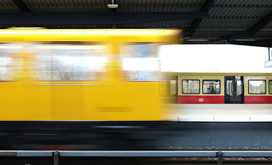 Berliner Nahverkehr in Aktion: In Wuhletal treffen sich eine U-Bahn der BVG und eine S-Bahn.