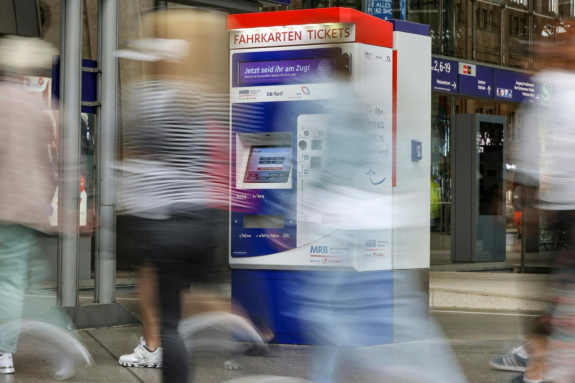 Im Fahrkartenautomat ist das 49-Euro-Ticket leider nicht erhältlich, denn dafür muss ein Abo abgeschlossen werden.
