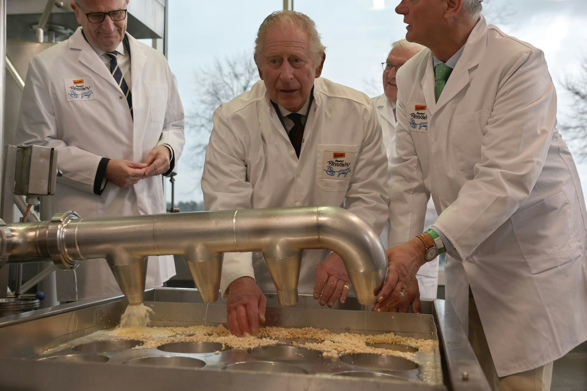 König Charles III. von Großbritannien (M), besucht eine Käserei im Ökodorf Brodowin.  