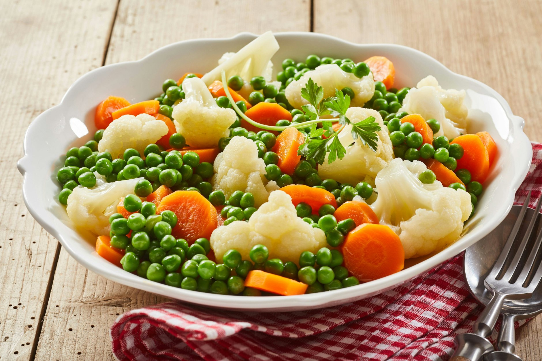 Leipziger Allerlei ist ein echter Küchen-Klassiker - und schmeckt mit der passenden Sauce einfach superlecker.