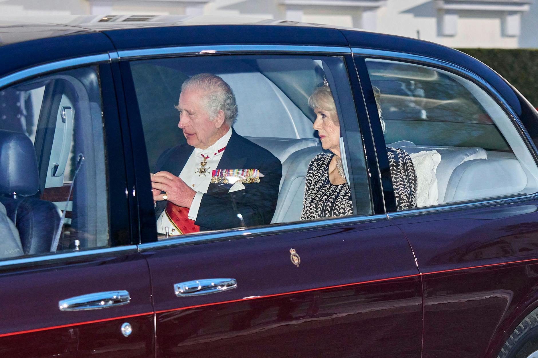 Oje, was kommt jetzt schon wieder? So werden sich Charles und Camilla die vergangenen drei Tage gefühlt haben.