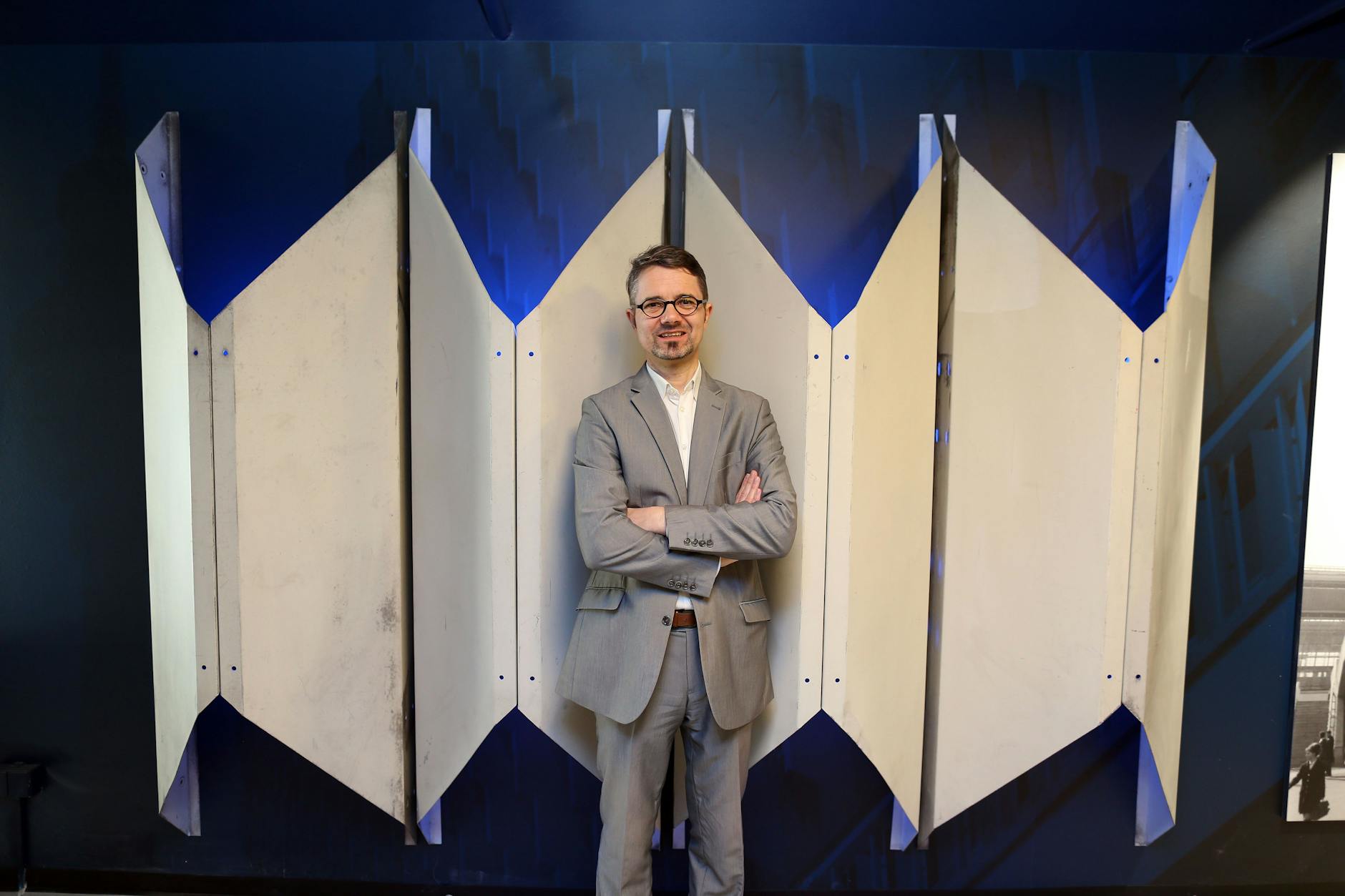 Ausstellungsleiter Sören Marotz vor Fassadenelementen des Centrum Warenhauses am Alex.