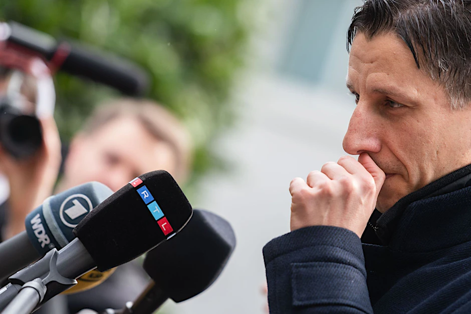 Christian Keller, Geschäftsführer des 1. FC Köln, gibt Journalisten ein Statement zu der Transfersperre.  