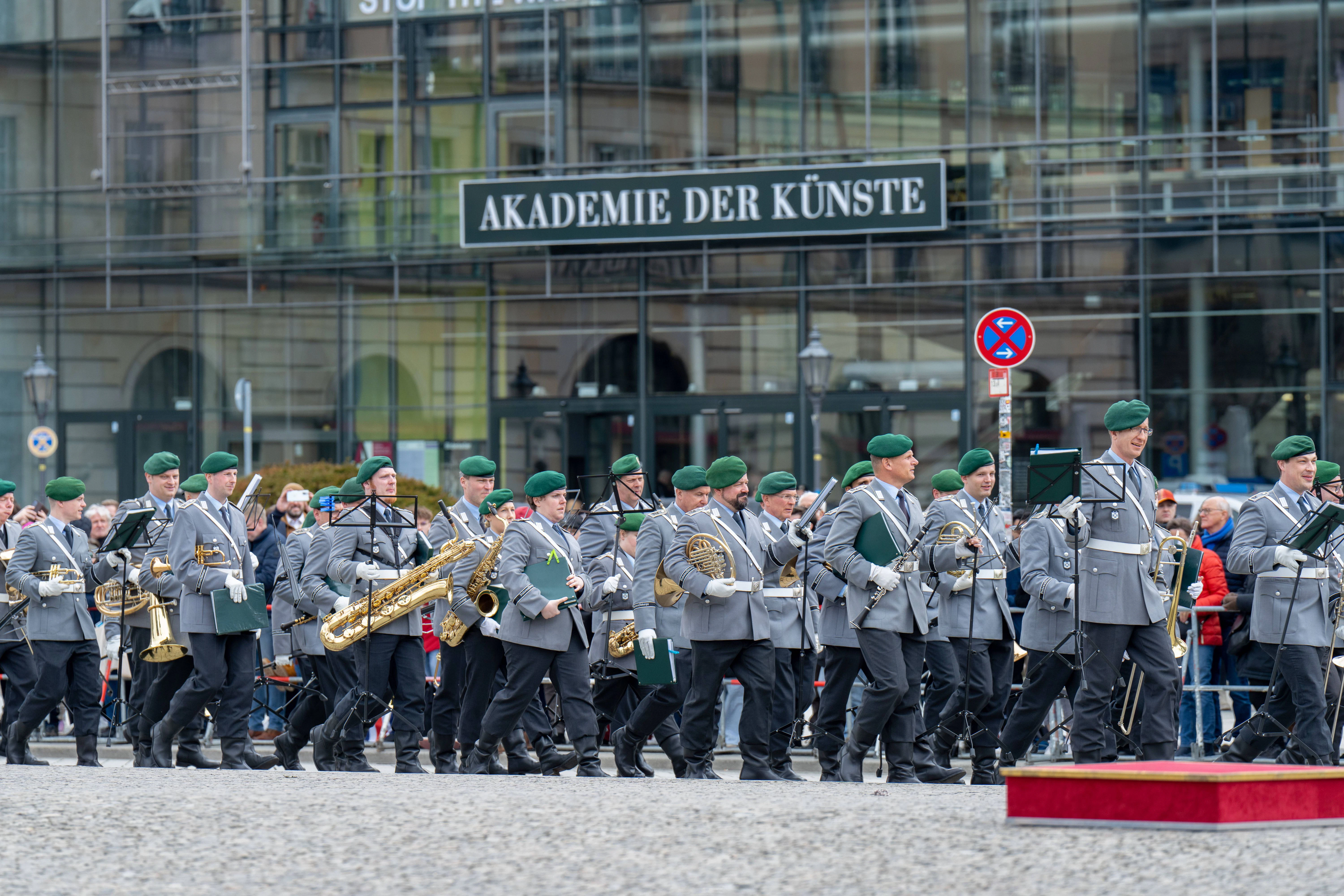 Hässlicher Platz und sackige Uniformen: Wenn man Staatsempfänge nicht drauf hat, dann sollte man es lassen.
