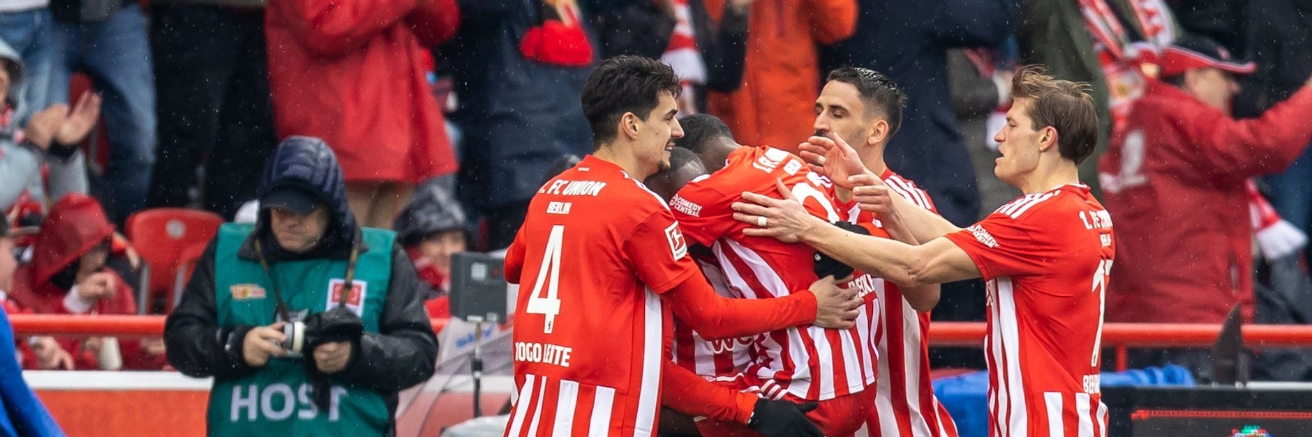 Lass dich umarmen: Die Spieler des 1. FC Union feiern einen Treffer gegen den VfB Stuttgart.