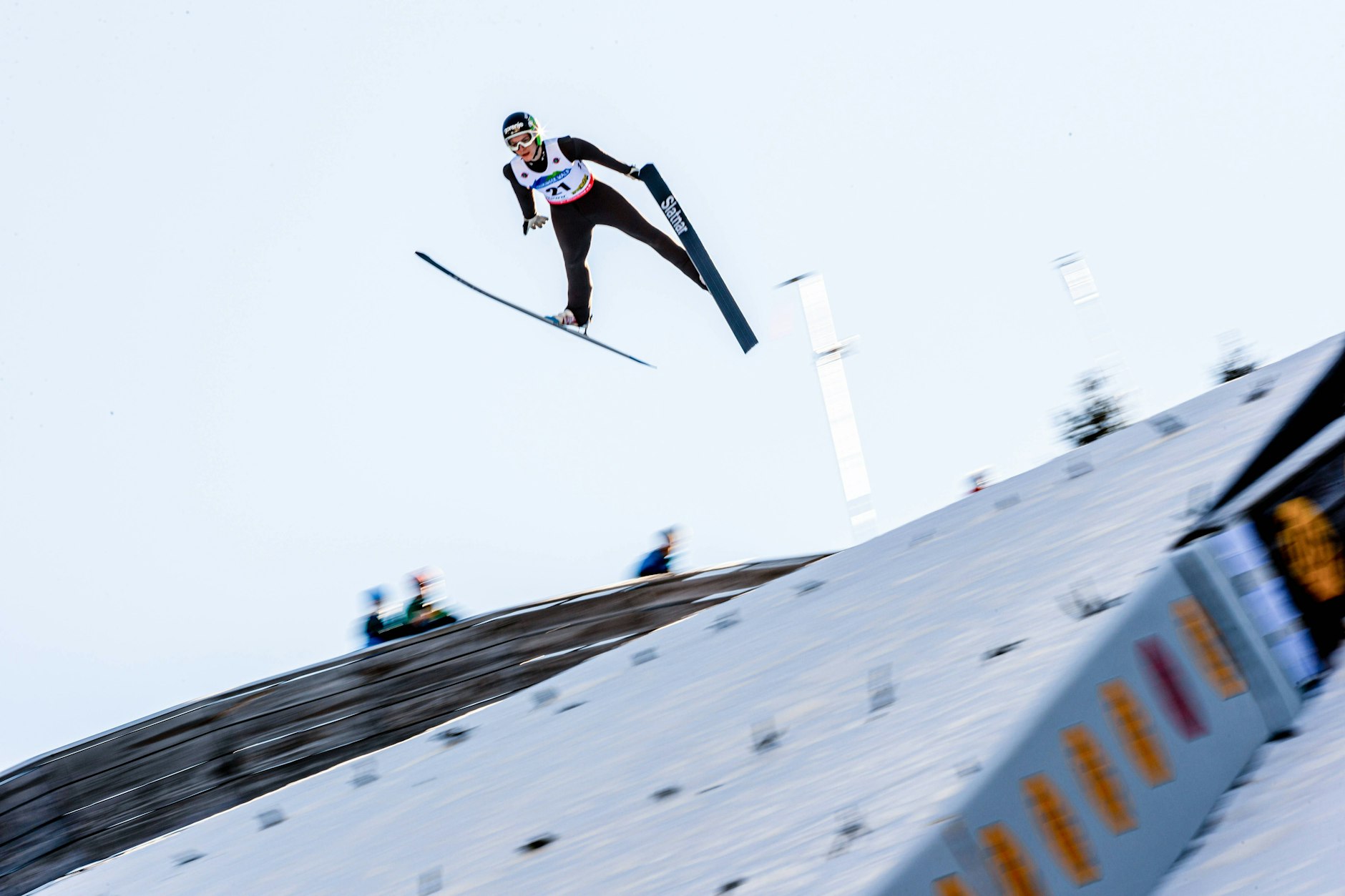 Der junge Skispringer Taj Ekart bei einem anderen Wettkampf. (Archivbild)