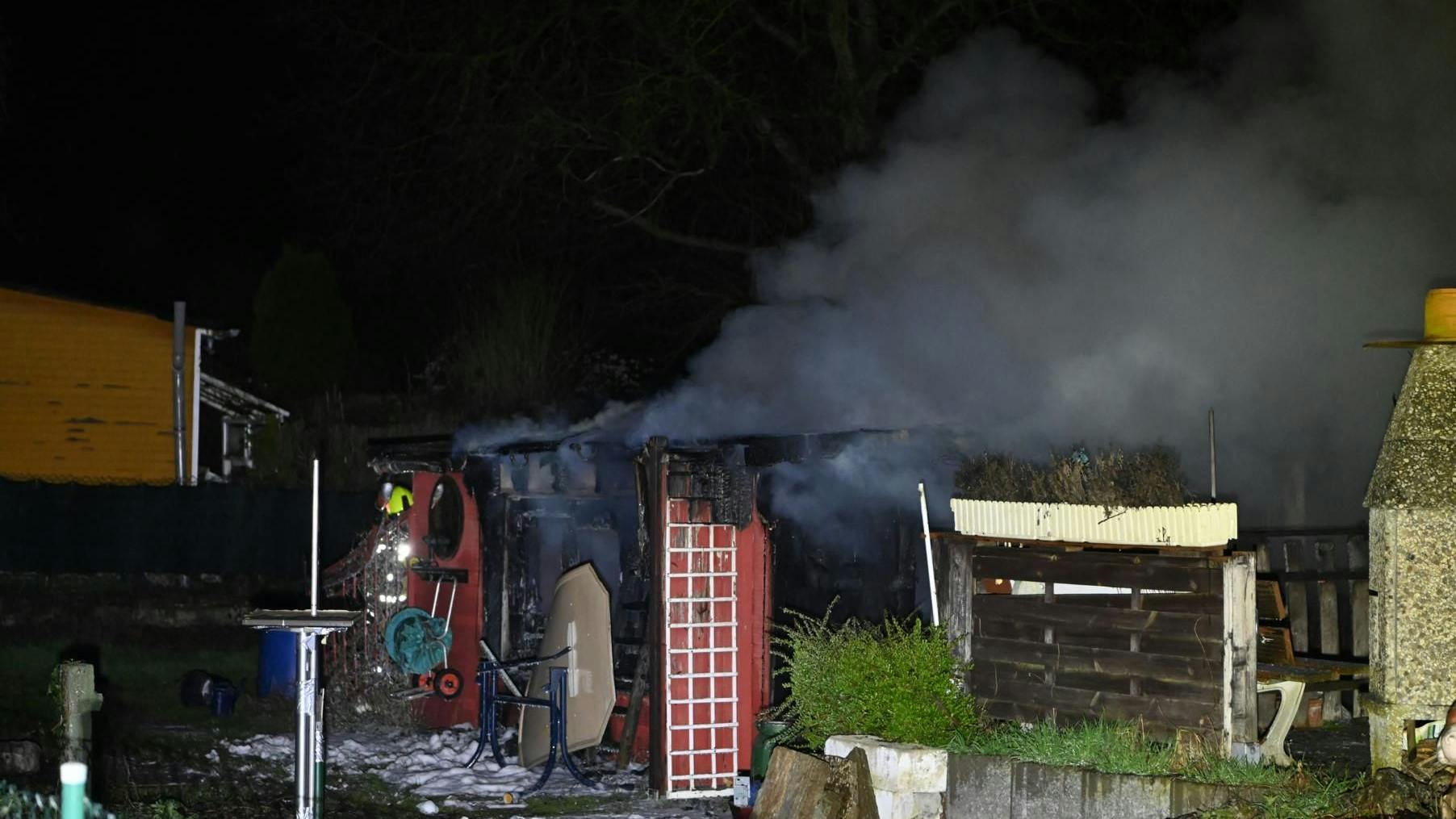 Eine Laube ist komplett ausgebrannt.