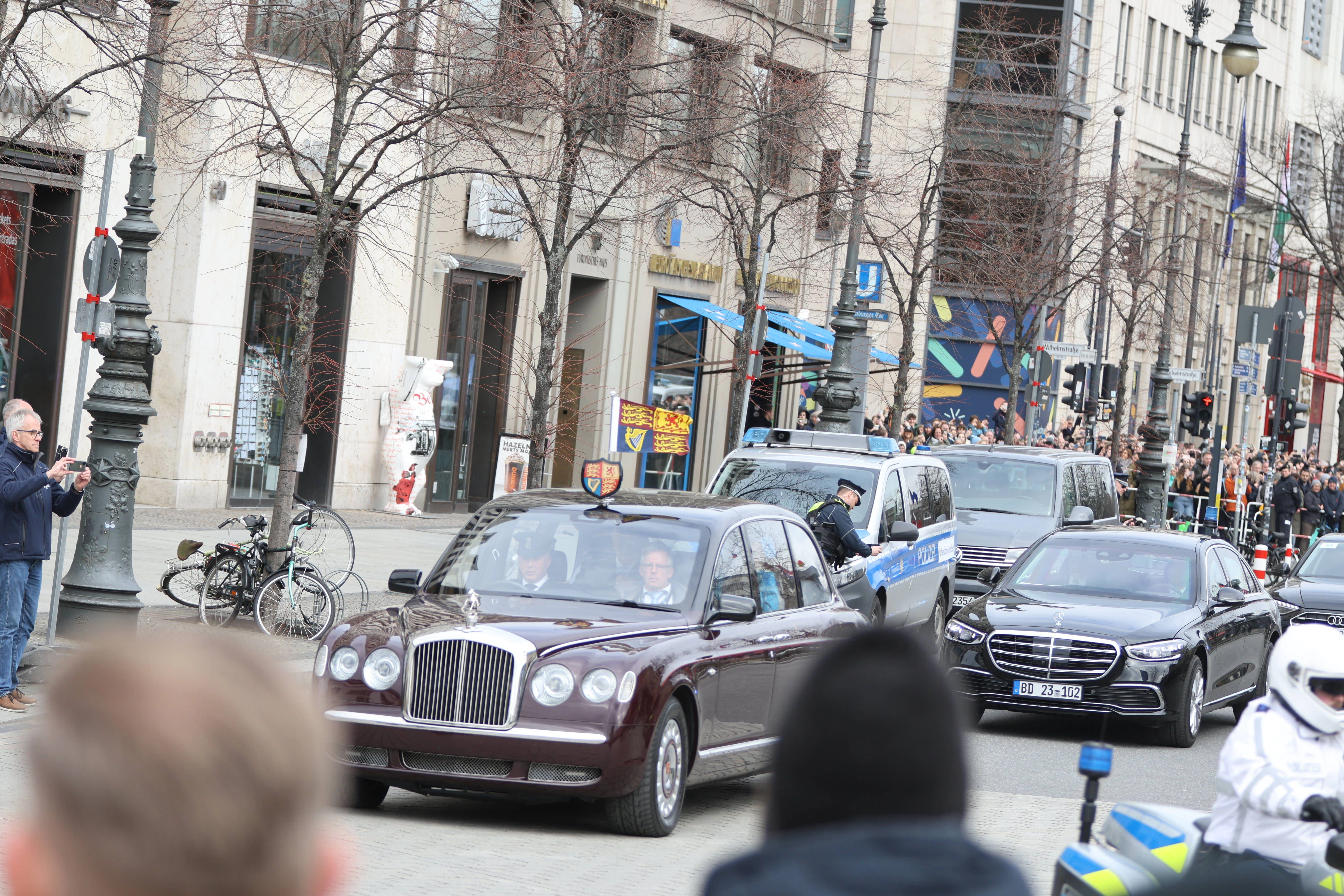 König Charles war im Bentley unterwegs. 3,4 Tonnen pure Eleganz.