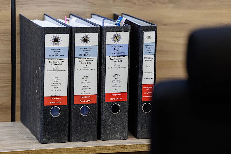 Akten im Gerichtssaal: Seit Ende Januar wird im Zusammenhang mit dem Juwelendiebstahl aus dem Grünen Gewölbe gegen sechs junge Männer verhandelt.  