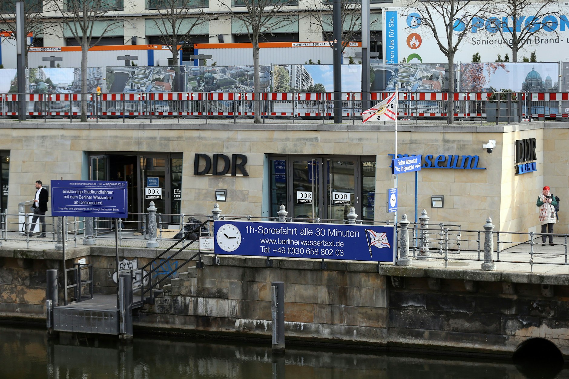 Das Museum liegt direkt an der Spree und neben dem Aquadom, weshalb es am 16. Dezember stark beschädigt wurde.