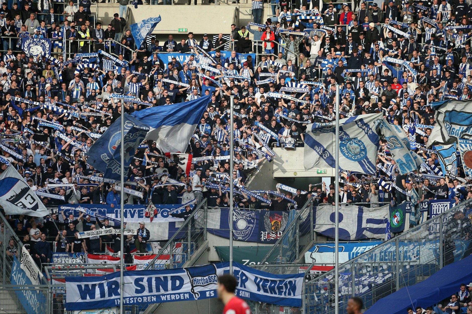 2200 Fans von Hertha BSC reisen nach Freiburg, unterstützen das Team von Cheftrainer Sandro Schwarz im Breisgau. 