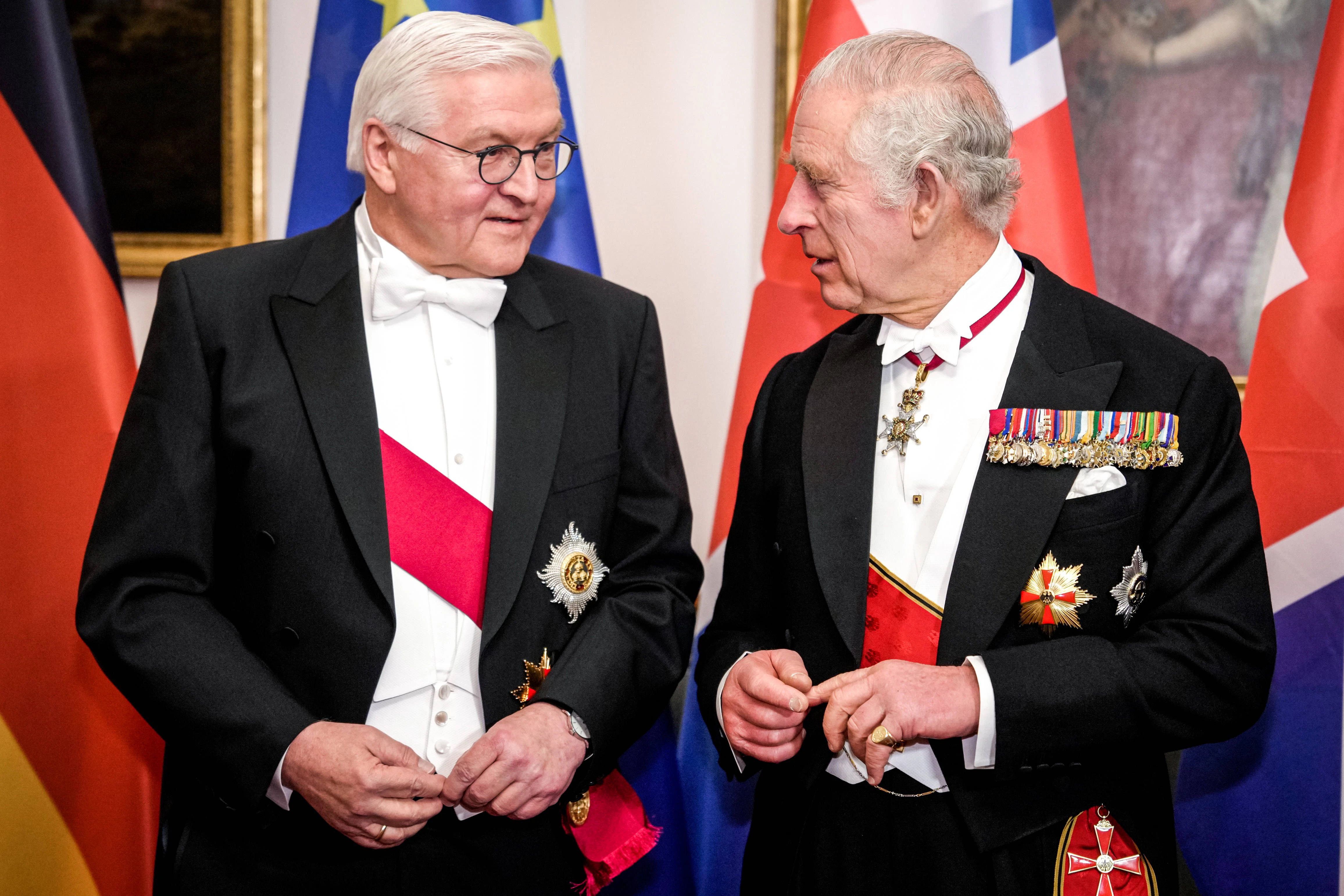 Defilee im Schloss Bellevue beim Staatsbesuch von König Charles III. in Berlin bei Bundespräsident Frank-Walter Steinmeier.