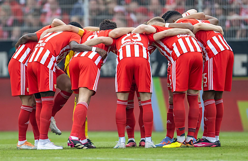 ARCHIV - Die Spieler des 1. FC Union Berlins stehen im Kreis.  
