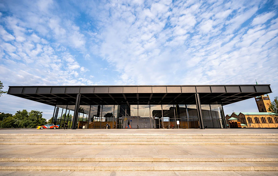 ARCHIV - Blick auf die Neue Nationalgalerie.  