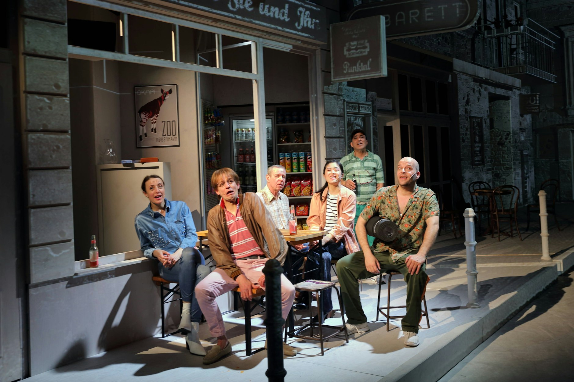 Das Ensemble von „Forever Yin Forever Young“&nbsp;vor dem Späti: Maren Eggert, Ole Lagerpusch, Jörg Pose, Kotbong Yang, Jürgen Kuttner und Felix Goeser (v.l.)