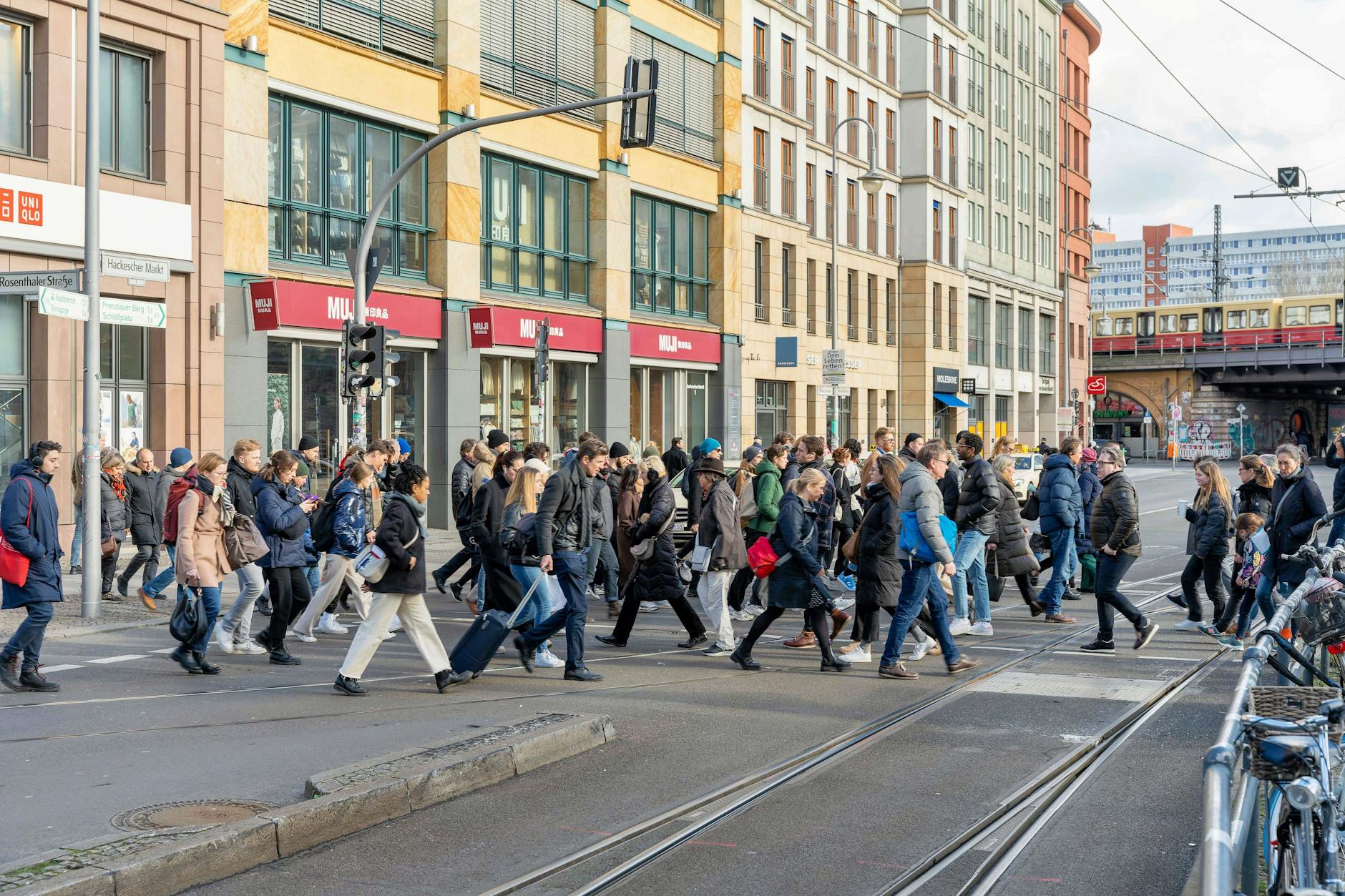 Fußgänger sollen im Bereich des Hackeschen Marktes Vorrang bekommen.