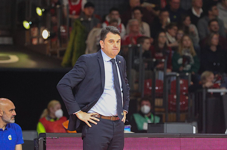 ARCHIV - Chef-Trainer Israel Gonzalez hat momentan mit Alba Berlin einen engen Terminkalender zu bestreiten.  dpa/Archivbild