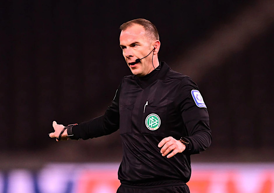 ARCHIV - Schiedsrichter Marco Fritz pfeift das Spitzenspiel zwischen Bayern München und Borussia Dortmund.  a