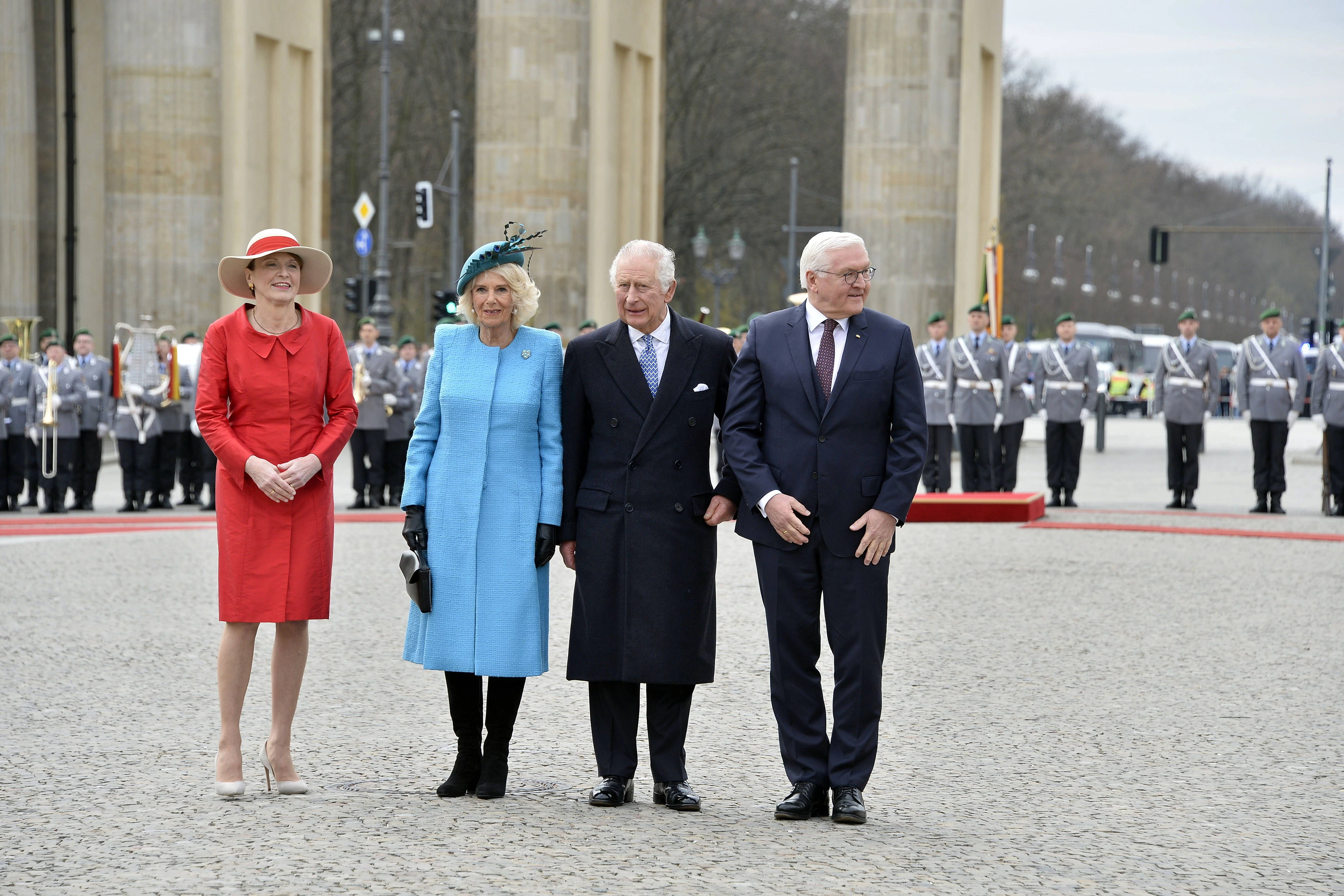 Würdevoll trifft auf stillos: König Charles III. und Königsgemahlin Camilla sowie Bundespräsident Frank-Walter Steinmeier mit Ehefrau Elke Büdenbender.