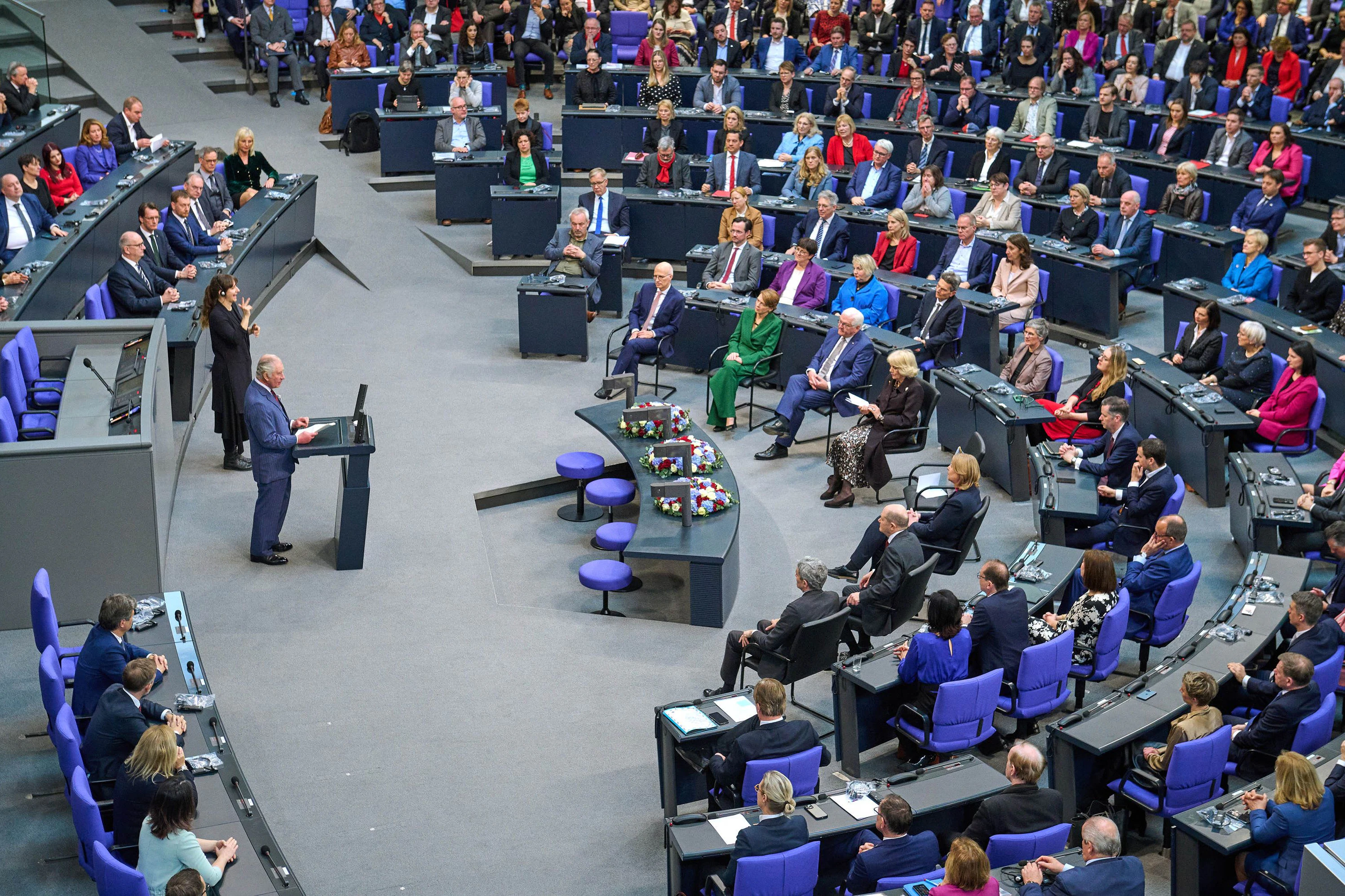 Panorama des Schreckens: der gut gefüllte Bundestag bei der Rede von König Charles III.
