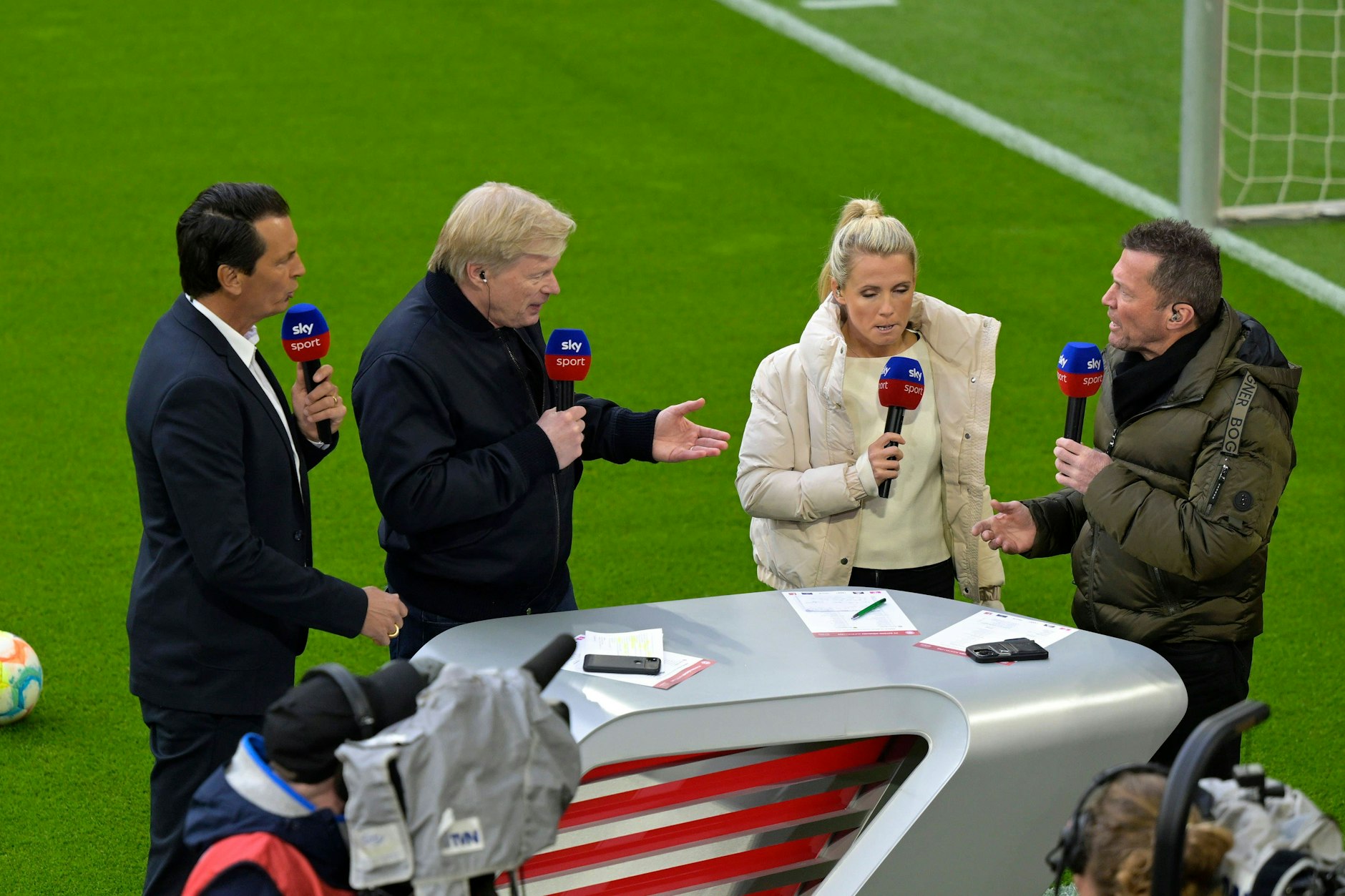 Oliver Kahn und Lothar Matthäus stritten bei Sky vor laufenden Kameras über die Art und Weise der Entlassung von Julian Nagelsmann beim FC Bayern.