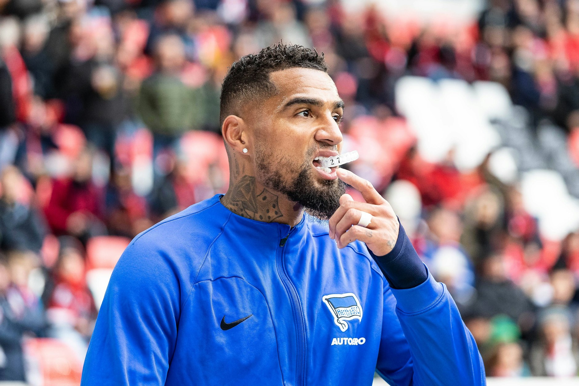 Hertha gegen den SC Freiburg: Kevin-Prince Boateng trägt einen Mundschutz.&nbsp;