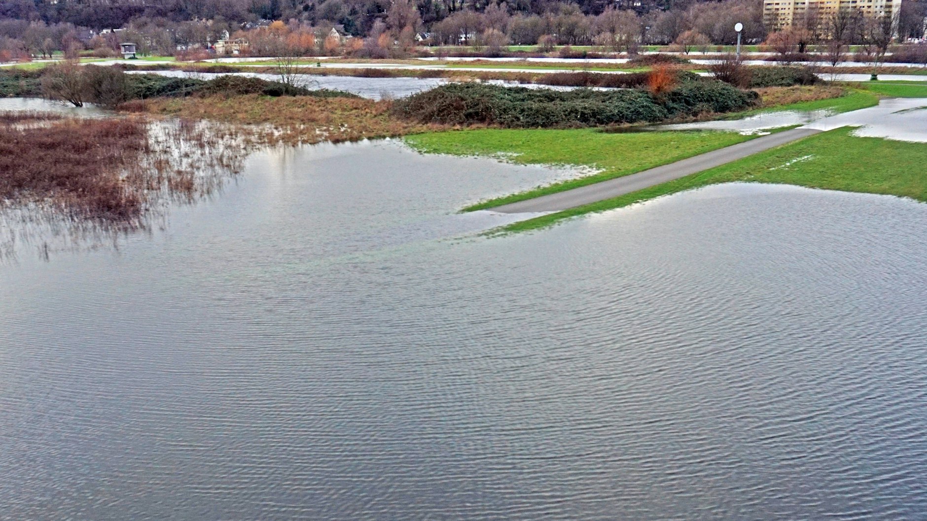 Ein Bild aus dem Januar, als die Ruhr-Region zuletzt von Hochwasser durch Dauerregen heimgesucht wurde.