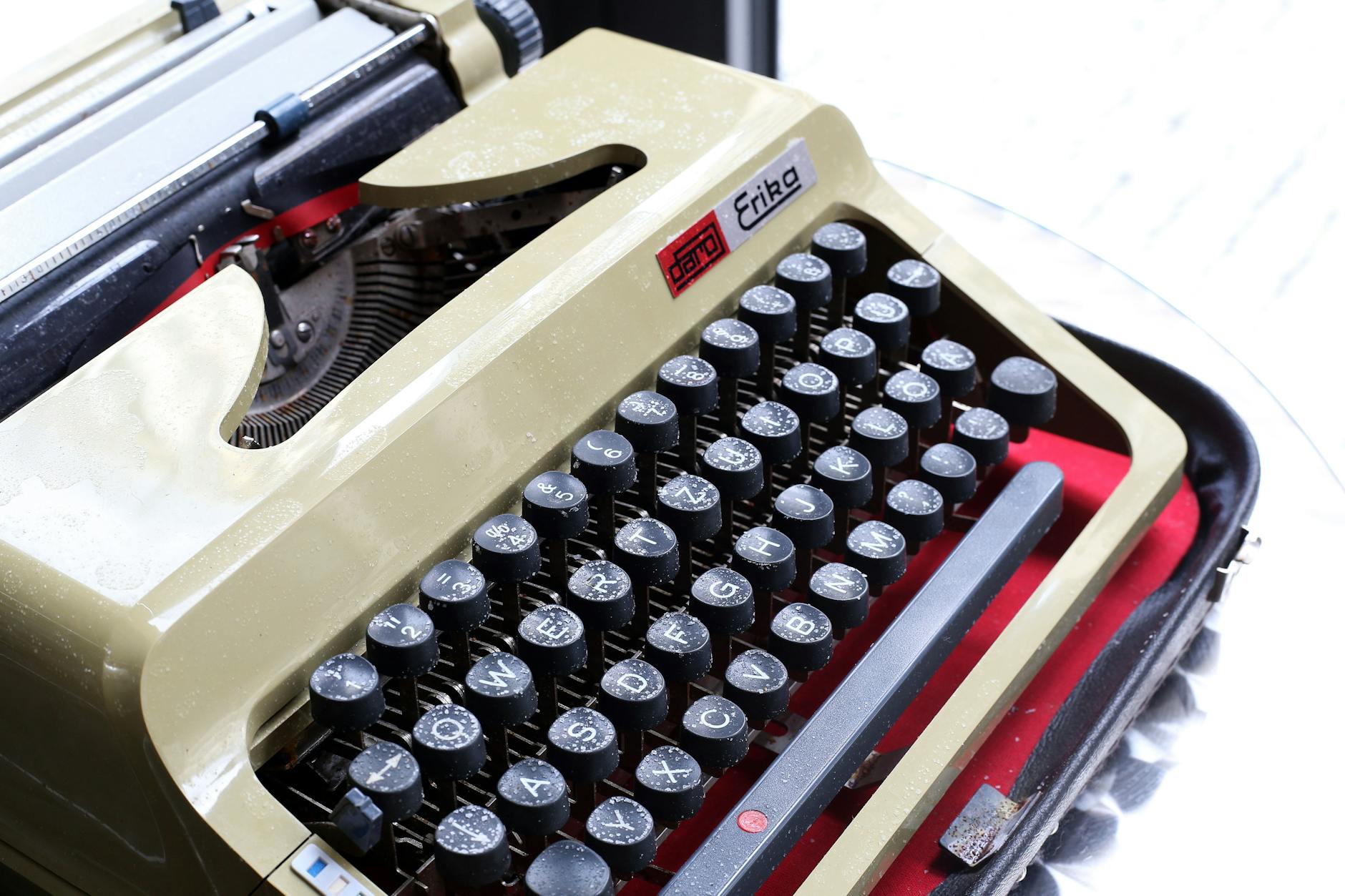 Nur auf der Erika-Reiseschreibmaschine sind noch Salzkristalle zu erkennen.