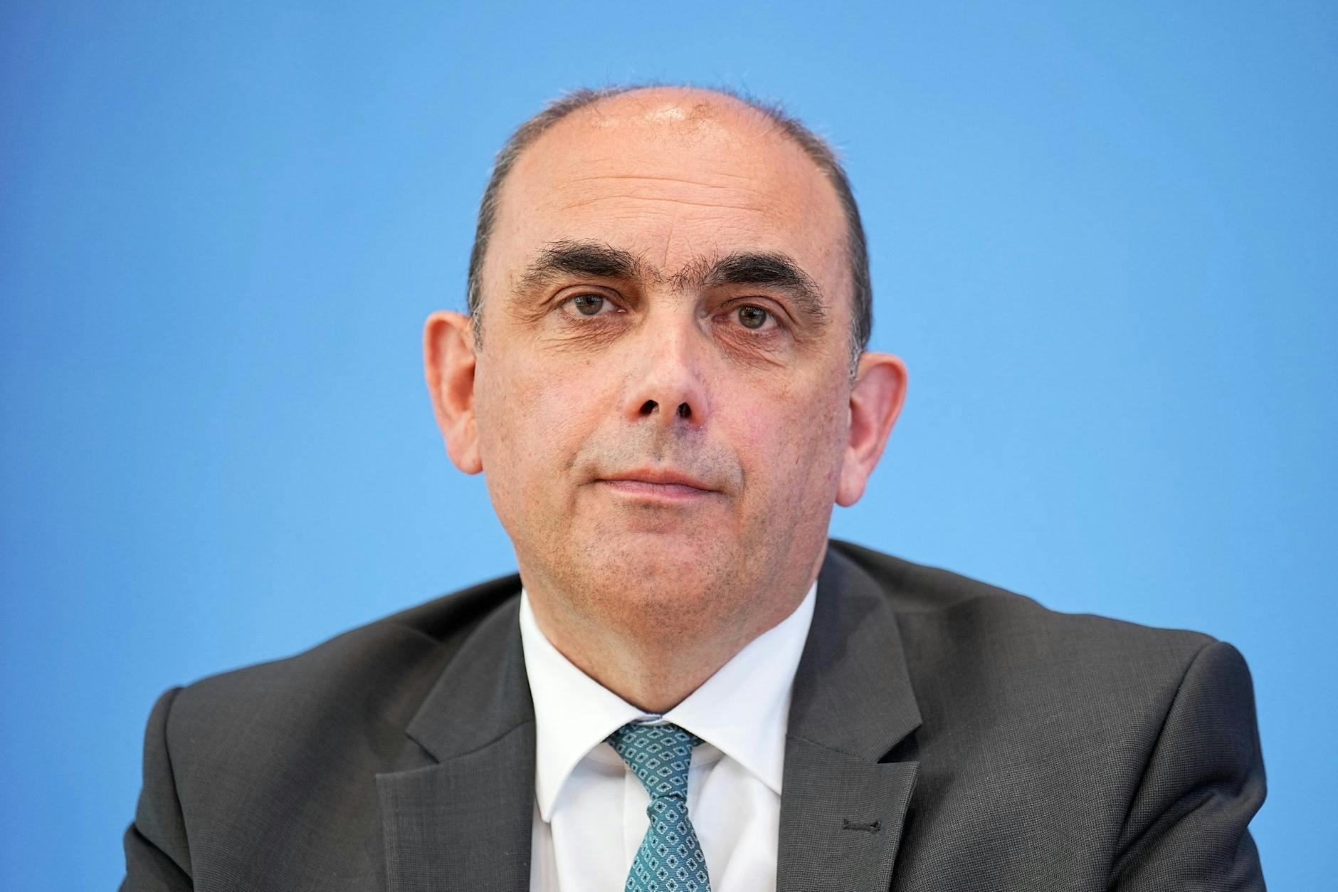 ARCHIV - Lars Schaade nimmt an einer Pressekonferenz teil.