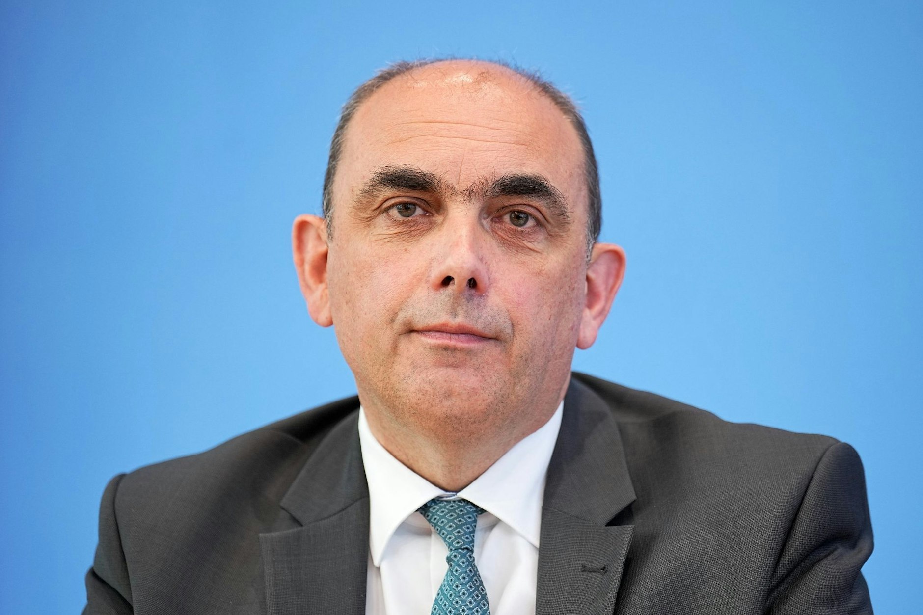 ARCHIV - Lars Schaade nimmt an einer Pressekonferenz teil.  