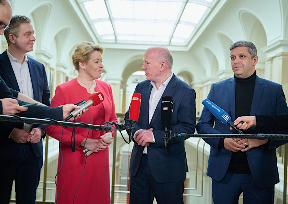 Stefan Evers (CDU, l-r), Generalsekretär, Franziska Giffey (SPD), Kai Wegner (CDU), und Raed Saleh, geben vor der Koalitionsverhandlungen ein Statement.  