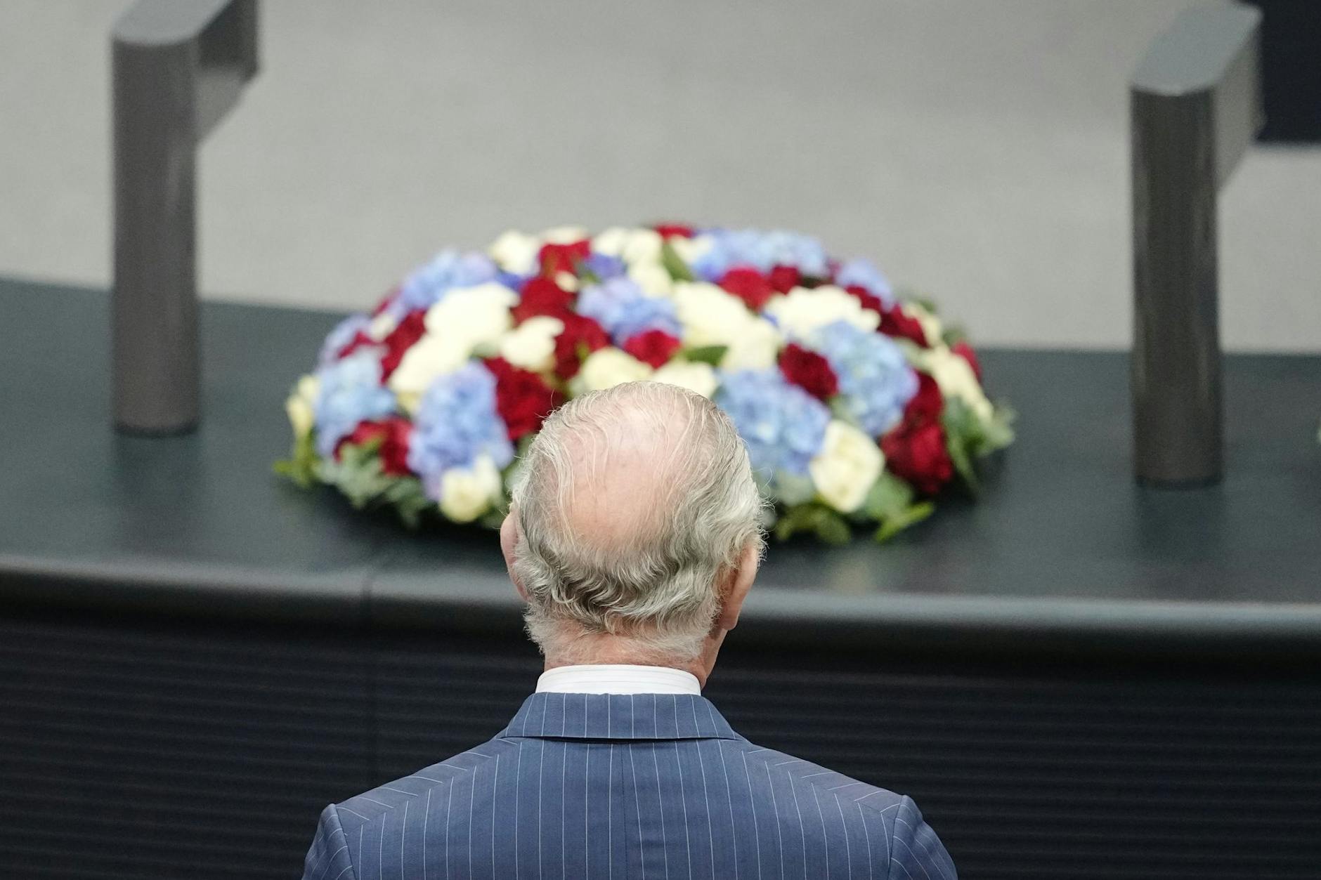 Ist das ein Grabgesteck? König Charles musste in Berlin einiges ertragen.