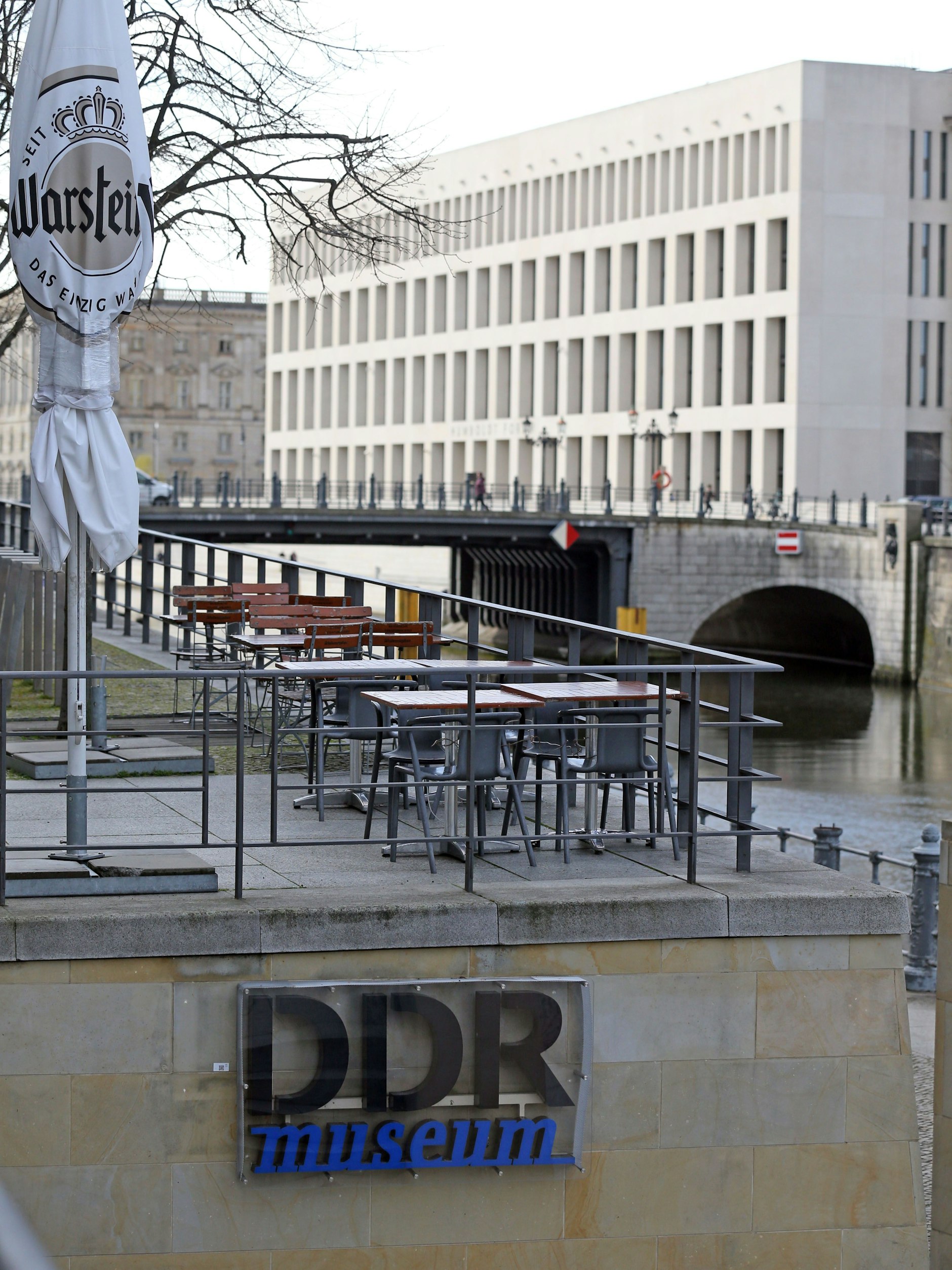 Das Museum liegt direkt an der Spree und neben dem Aquadom, weshalb es stark beschädigt wurde am 16. Dezember.