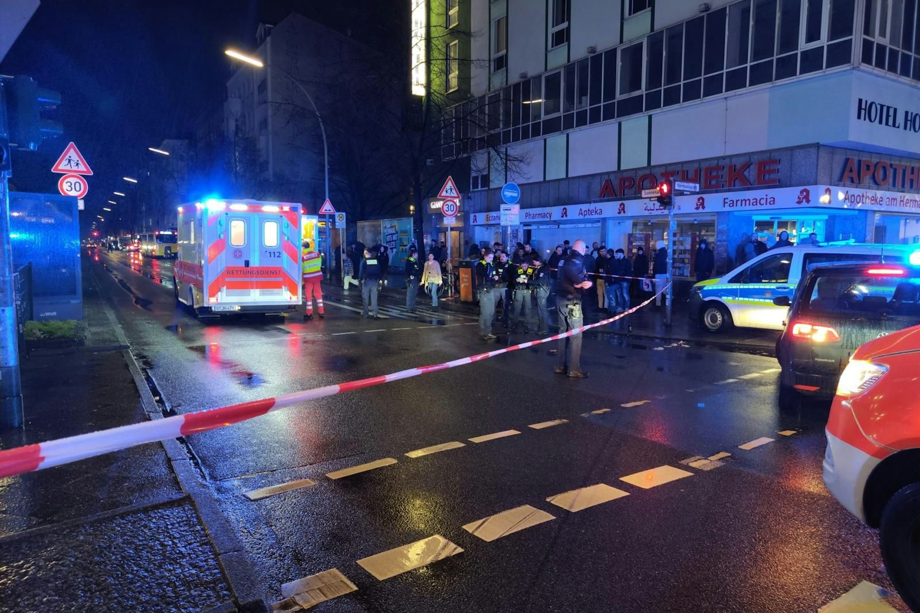 Der Rettungswagen steht bereit: Am Hermannplatz in Neukölln wurde ein Mann überfahren.