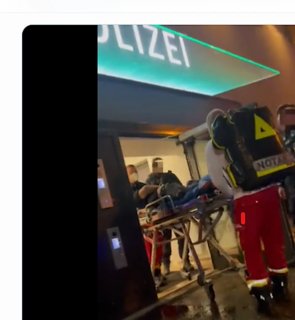 Ein Mann wird von Rettungskräften aus der Polizeiwache am Kottbusser Tor befördert.